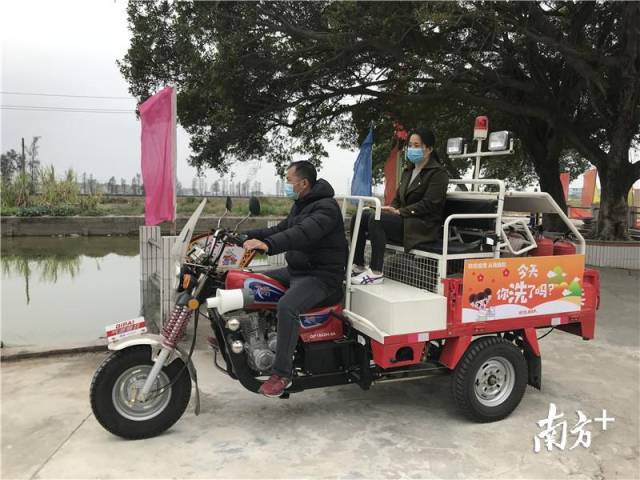 石溪村利用微型消防车进行防控宣传。