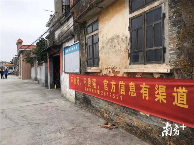 石溪村主干道上的横幅。