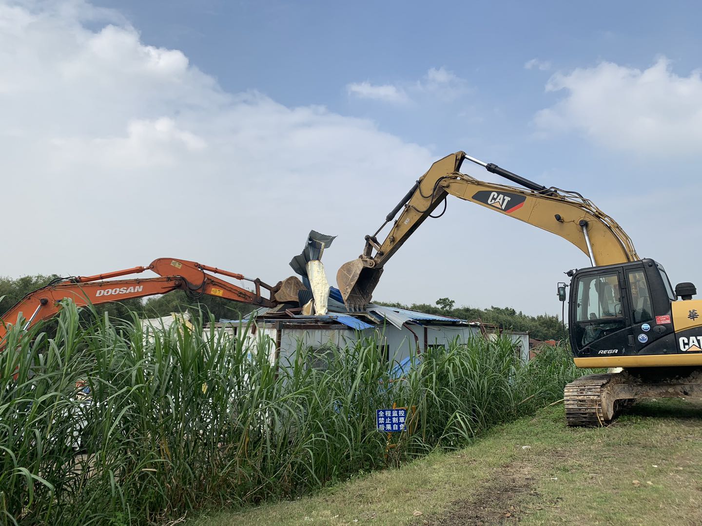 长沙街道出动大型机械拆除沿河违建.jpg