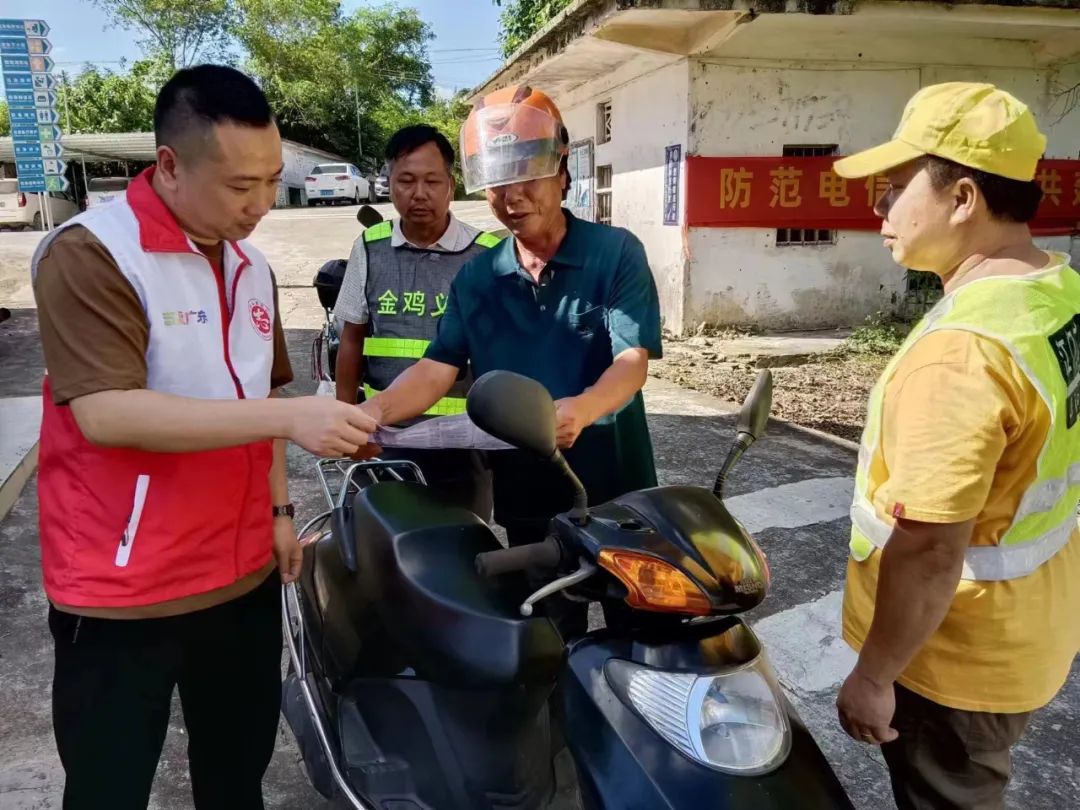 驻村第一书记梁树胜在石湾村调研.jpg