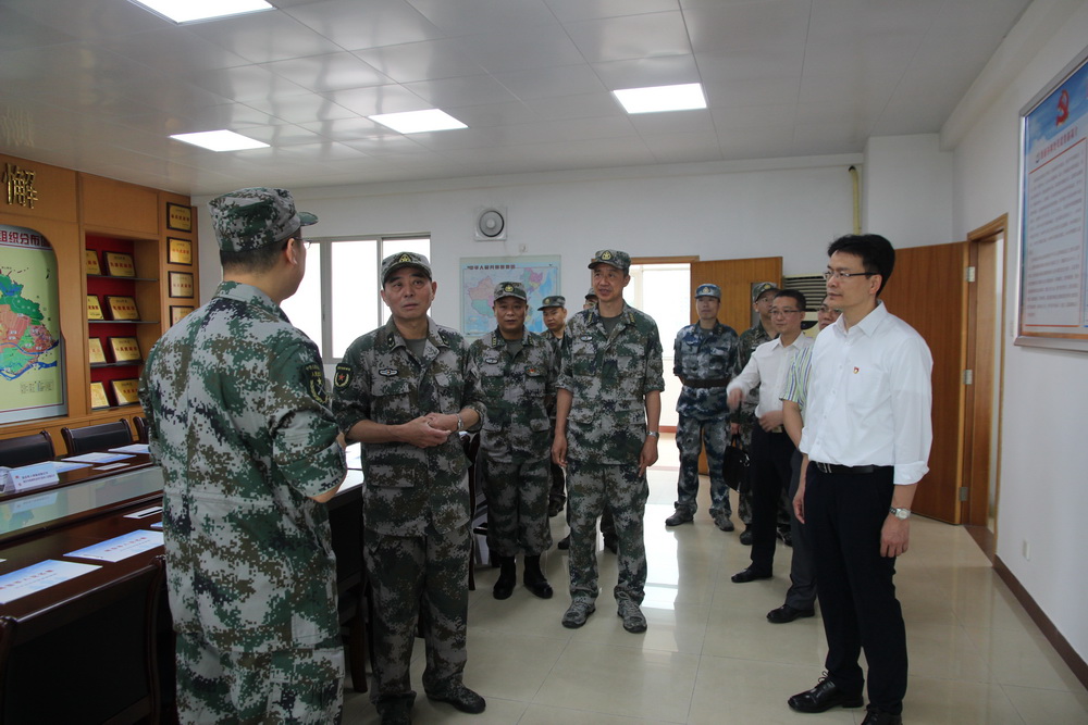 2018年05月08日，省军区副政委梁跃嘉少将到长沙街道调研武装工作.jpg