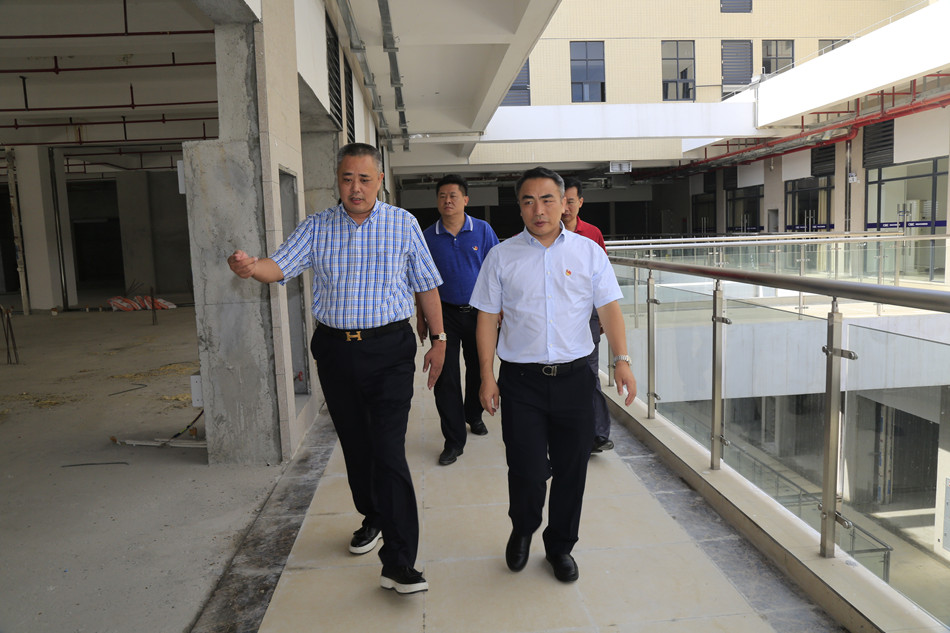 市长察看中国（水口）卫浴博览城在建工程_副本.JPG